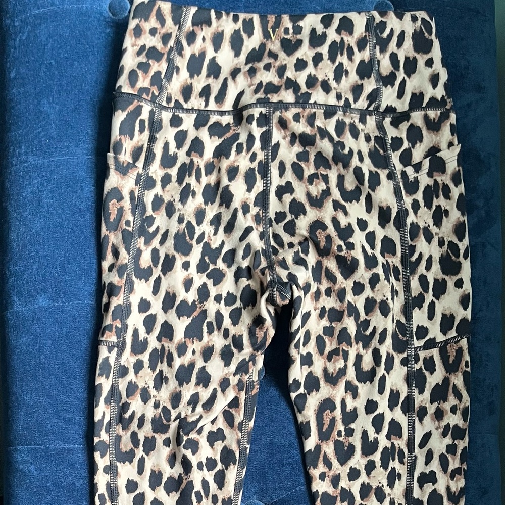 Victoria’s Secret Leopard 7/8 print essential pocket legging